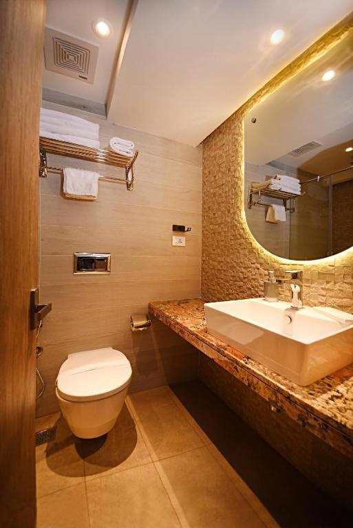 Hotel Tulip Near Delhi Airport Ню Делхи Екстериор снимка