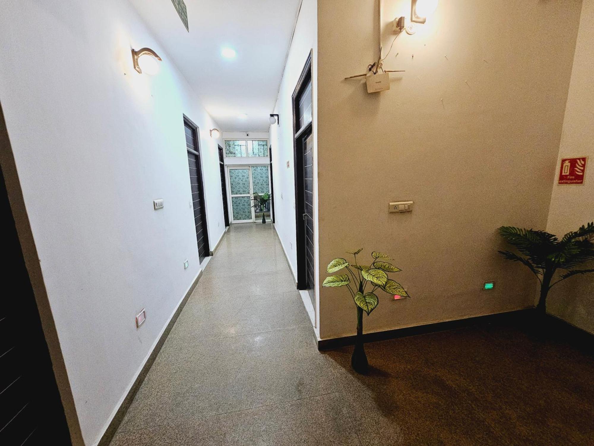 Hotel Tulip Near Delhi Airport Ню Делхи Екстериор снимка