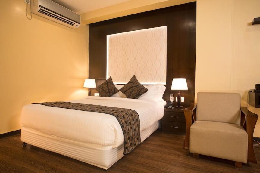 Hotel Tulip Near Delhi Airport Ню Делхи Екстериор снимка